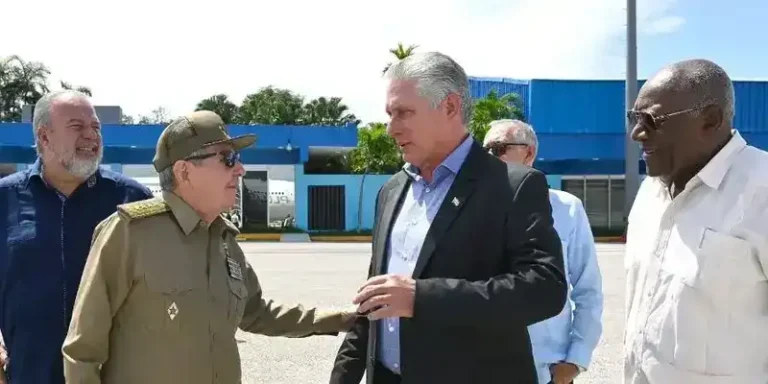 El inmovilismo del régimen cubano ahonda la crisis: élites ortodoxas bloquean reformas mientras la isla se hunde