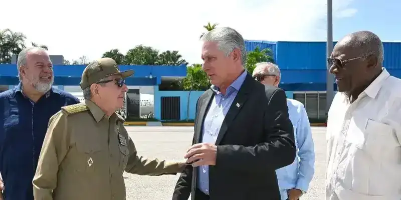 El inmovilismo del régimen cubano ahonda la crisis: élites ortodoxas bloquean reformas mientras la isla se hunde