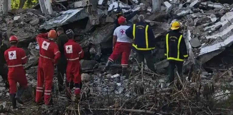 Confirman la muerte de dos personas tras el derrumbe de una antigua escuela en Remedios