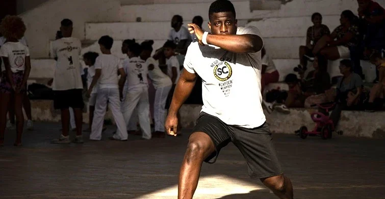 El colapso social y el abandono institucional empujan a un referente de la capoeira a desarrollar su arte entre Cuba y Europa