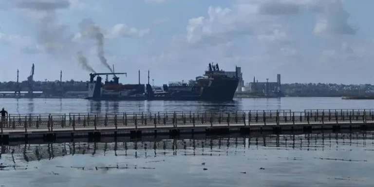 El régimen de La Habana pierde una de sus principales plantas eléctricas flotantes ante la imposibilidad de pago