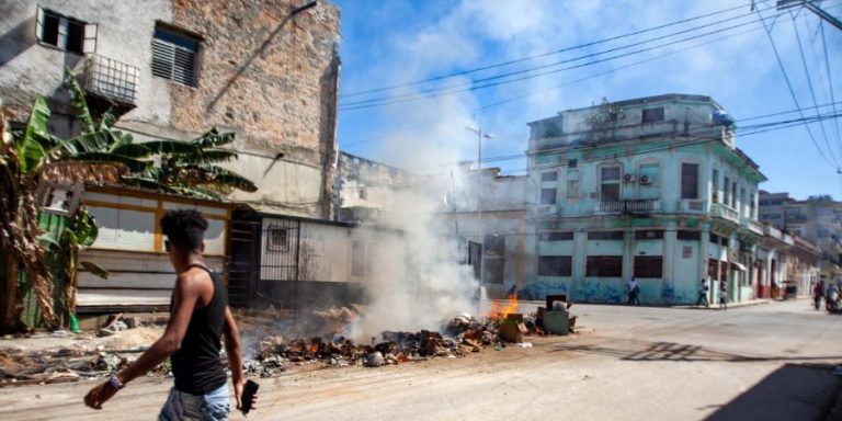 Asfixia ambiental en Cuba: El colapso de los servicios públicos obliga a quemar basura tóxica ante la inoperancia del régimen