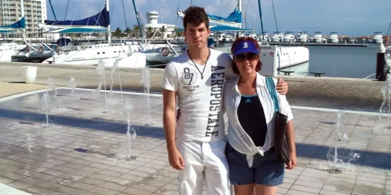 El hijo de la ministra de Trabajo de Cuba aplica a la Ley de Ajuste en EE.UU. mientras su madre niega la pobreza en la isla