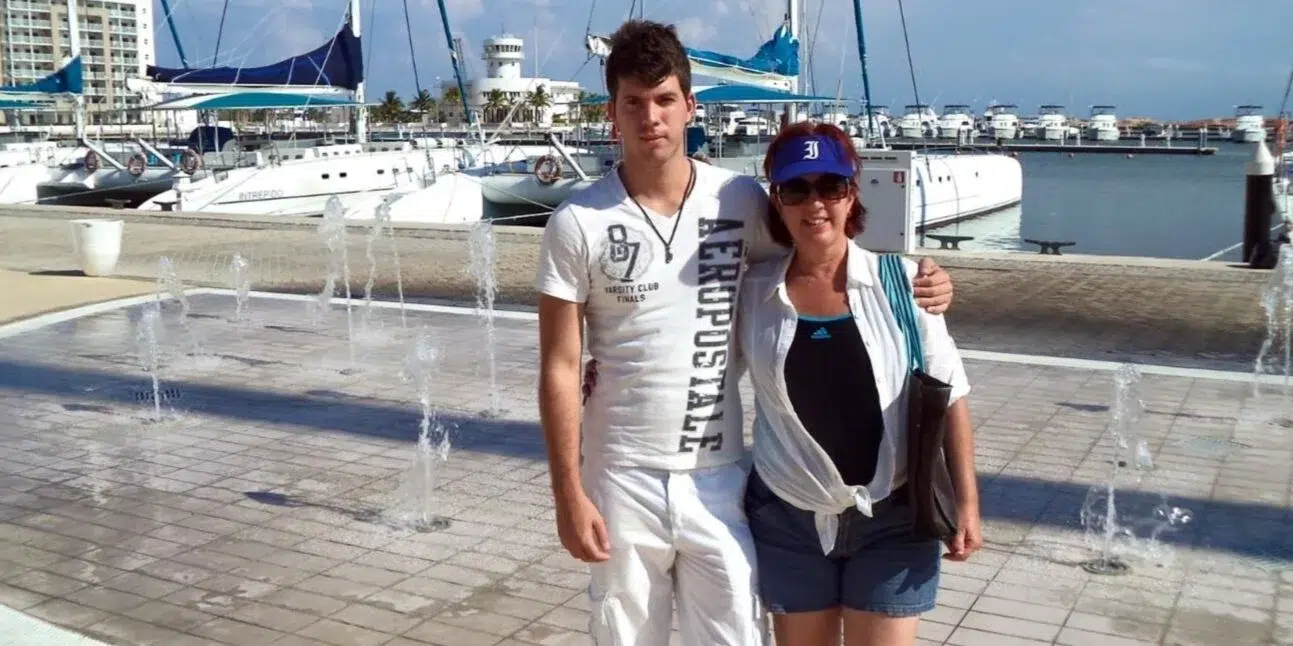 El hijo de la ministra de Trabajo de Cuba aplica a la Ley de Ajuste en EE.UU. mientras su madre niega la pobreza en la isla
