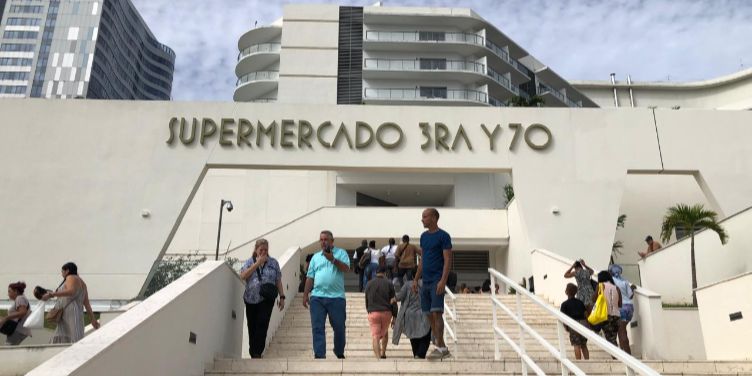 El régimen de La Habana dolariza más de 85 tiendas en cuatro meses para captar divisas y paliar el colapso económico