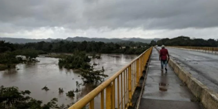 Dos personas permanecen desaparecidas tras ser arrastradas por la crecida del río Sagua de Tánamo en Holguín