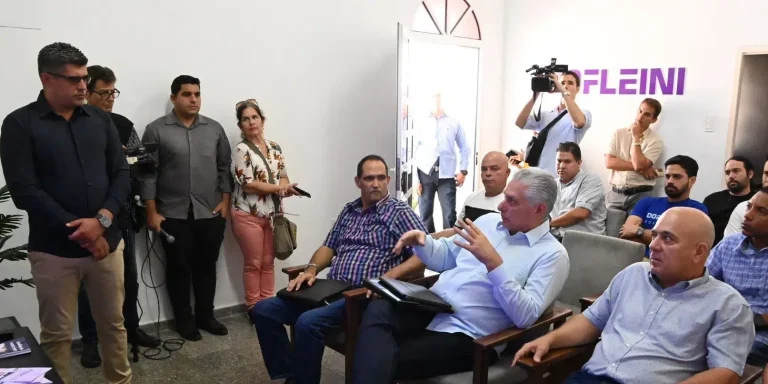 Díaz-Canel exhibe una mipyme privilegiada mientras el régimen asfixia al sector privado en Cuba