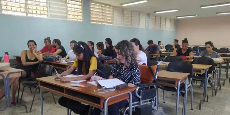 Estudiantes de Derecho de Holguín demandan a ETECSA por incumplimiento contractual y dolarización de las comunicaciones