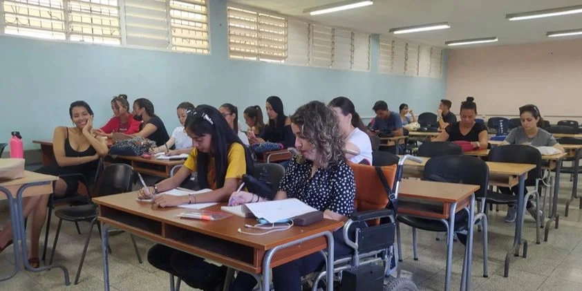 Estudiantes de Derecho de Holguín demandan a ETECSA por incumplimiento contractual y dolarización de las comunicaciones