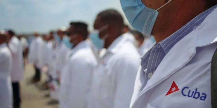 Médicos cubanos en Angola preparan demanda contra Antex por retención de salarios en dólares