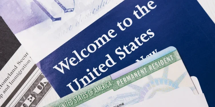 Juez federal anula políticas de USCIS que mantenían en limbo legal a migrantes cubanos