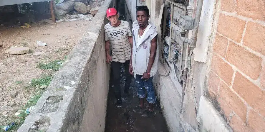 Familias en Marianao sobreviven entre aguas albañales tras más de dos meses de abandono institucional