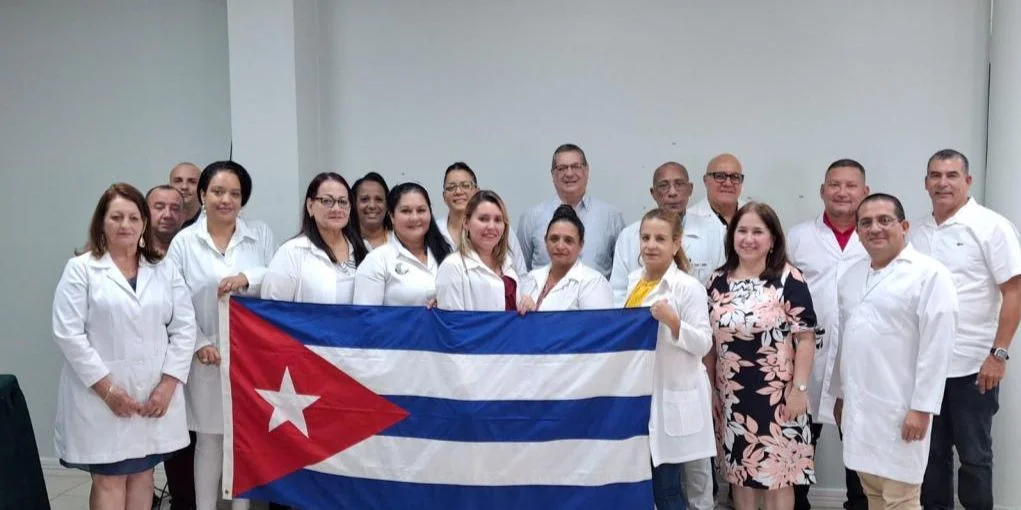 EE.UU. restringe visas a funcionarios centroamericanos por lucrar con el trabajo forzoso de médicos cubanos