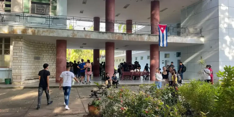Egresados de la UCLV repudian la represión estatal contra estudiantes que protestan por el alza tarifaria de ETECSA