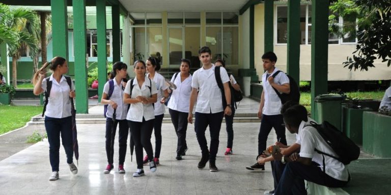 El régimen de La Habana endurece el cerco contra médicos recién graduados que eludan el servicio social