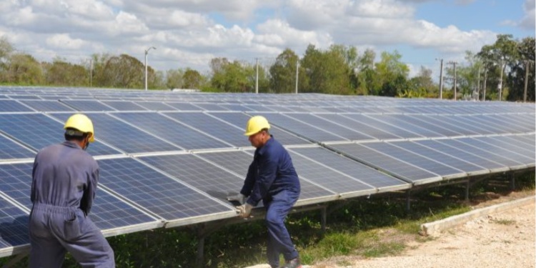 El régimen de La Habana amplía incentivos aduaneros para energías renovables frente al colapso irremediable del sistema eléctrico