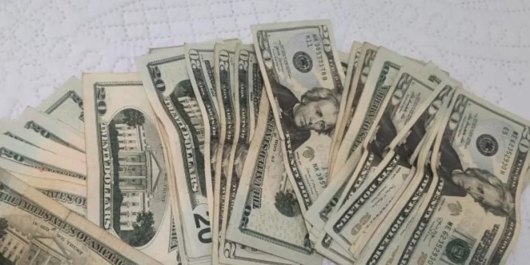 El dólar bate récords en el mercado informal cubano mientras la isla acumula nueve días de protestas por apagones