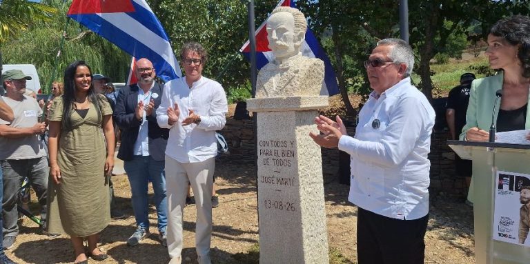 Alcalde de Láncara exige retirar busto de José Martí utilizado por el régimen de La Habana para homenajear a Fidel Castro