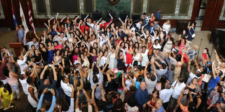 El régimen cubano recluta informantes universitarios para reprimir protestas contra el alza de tarifas de ETECSA