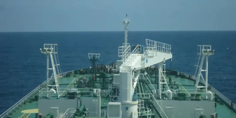 Cubanos recurren a la fabricación artesanal de combustible a partir de plástico ante el colapso energético