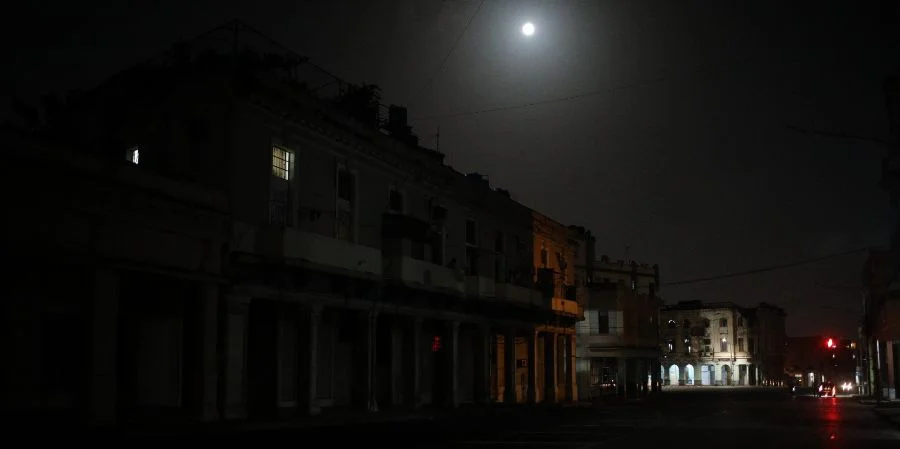 Cuba se sume en la oscuridad: El déficit eléctrico roza los 1.800 megavatios y prolonga los apagones hasta 18 horas diarias