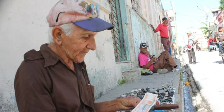 Jubilados en Santa Clara se ven obligados a mendigar y trabajar en la calle ante el colapso de las pensiones