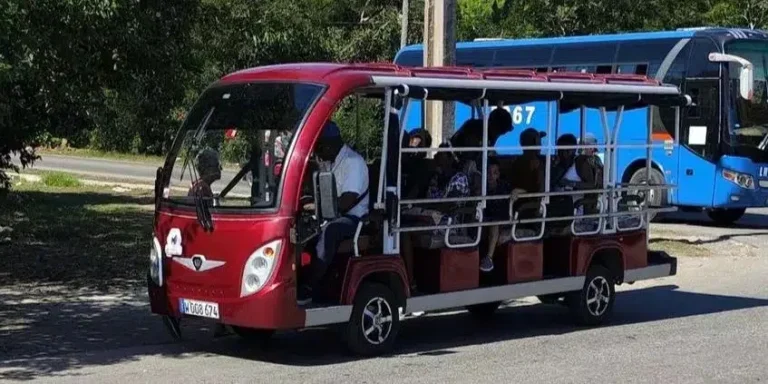 Mipyme privada inaugura rutas de minibuses eléctricos en La Habana ante el colapso del transporte estatal
