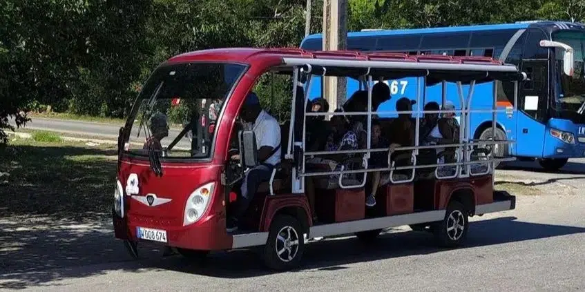 Mipyme privada inaugura rutas de minibuses eléctricos en La Habana ante el colapso del transporte estatal