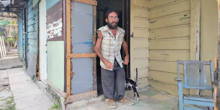 Trabajador estatal con acondroplasia en Cuba se ve obligado a pedir limosna para sobrevivir