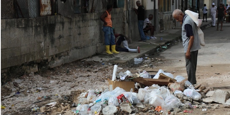 El régimen de La Habana minimiza la crisis del dengue mientras se reportan casos críticos y la muerte de un niño en Granma