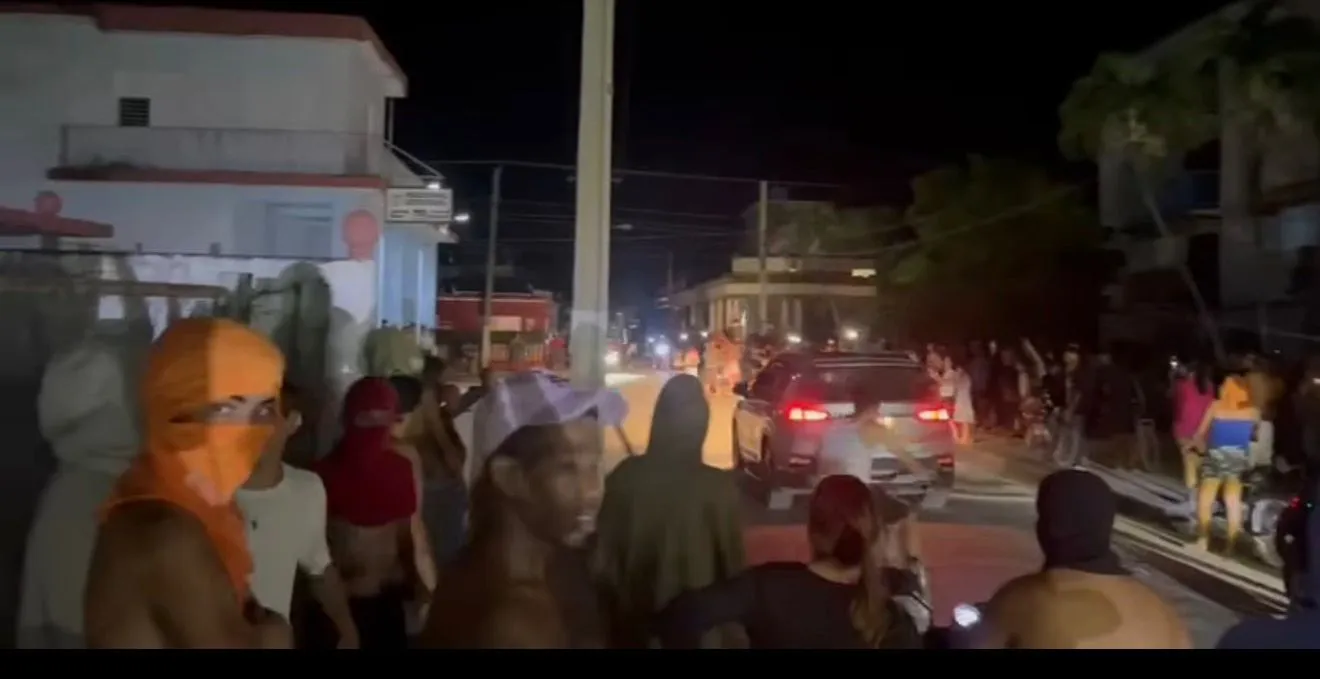 Protestas en Morón: ciudadanos incendian mobiliario de la sede del Partido Comunista tras prolongados apagones