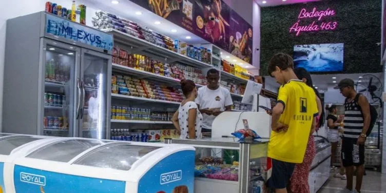 El régimen de La Habana aprueba un amplio paquete normativo para flexibilizar la economía, pero conserva el control absoluto del Estado