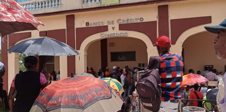 El salario llega, el efectivo no: la bancarización fallida del régimen hunde a los cubanos en la indigencia financiera