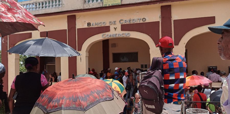 El salario llega, el efectivo no: la bancarización fallida del régimen hunde a los cubanos en la indigencia financiera
