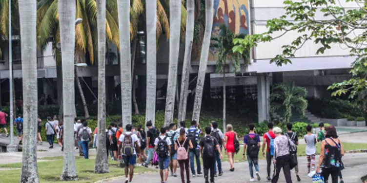 El régimen cubano suspende los exámenes de ingreso a la universidad y adelanta el fin del curso escolar