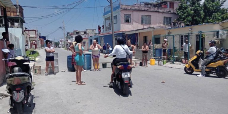 Madres en Regla bloquean calle tras cuatro meses sin servicio de agua en medio del colapso hidráulico en Cuba