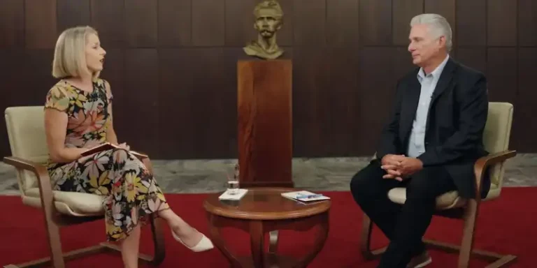 Díaz-Canel defiende la \»democracia\» del régimen cubano ante documentalistas estadounidenses mientras profundiza la crisis