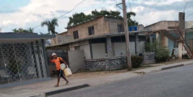 Colapso hidráulico en La Habana: familias sobreviven de un salidero tras avería ignorada por las autoridades