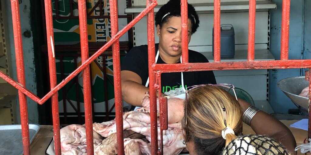 El colapso del abastecimiento empuja a los cubanos a pagar un salario mensual por grasa comestible