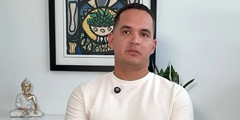 Adolescente cubano obtiene visa humanitaria y logra reunificación familiar en EE.UU. tras sortear el colapso social de la isla