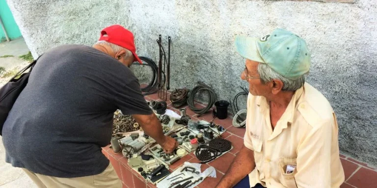Jubilados cubanos sobreviven en la indigencia ante el colapso económico y promesas vacías del régimen