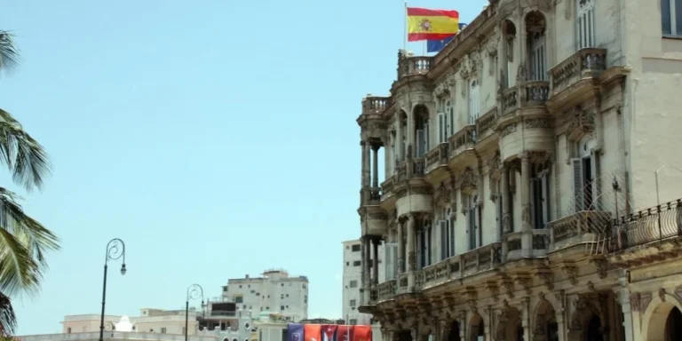 Cubanos agotan sus ahorros en carrera contra el reloj para asegurar la nacionalidad española antes del cierre de la Ley de Nietos