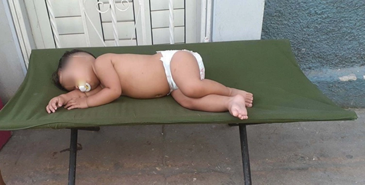 Apagones obligan a madre cubana a sacar a su bebé de un año a dormir en la calle, expuesto a mosquitos e insalubridad