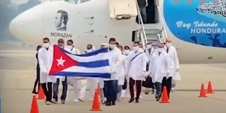 La primera ministra de Trinidad y Tobago confronta a la CARICOM y rechaza apoyar a la dictadura cubana