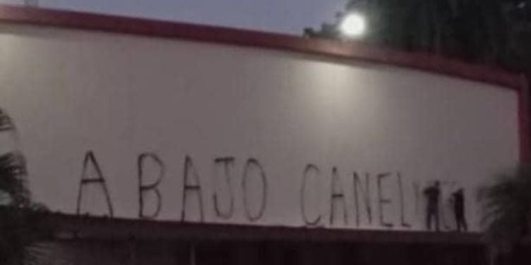 \»Abajo Canel y el PCC\»: Pintada opositora irrumpe en la inauguración del curso en la Universidad Central de Las Villas