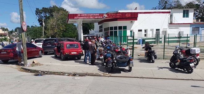 El absurdo económico en Cuba: la gasolina del mercado negro resulta más barata que el aceite de cocina ante el colapso de las importaciones de alimentos