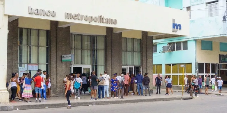 La extorsión en las ventanillas: la venta ilegal de efectivo en los bancos de Cuba evidencia el colapso financiero y la corrupción institucional