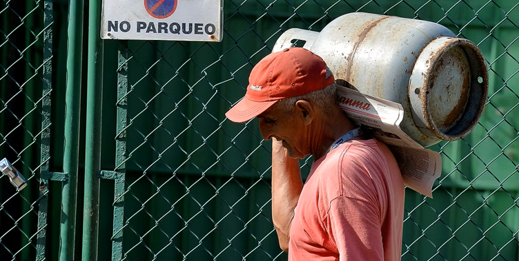 El régimen de La Habana encarece la supervivencia: el gas licuado sufre una subida del 64 % mientras avanza la dolarización forzosa