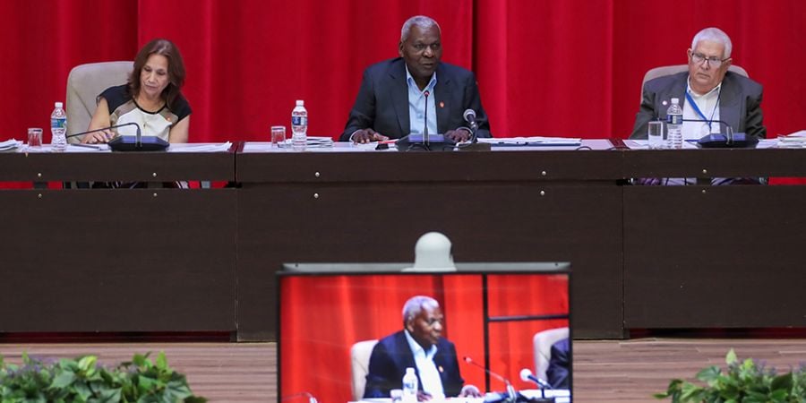 El régimen de La Habana reordena la economía y aplaza comicios mediante un paquete de leyes que afianza el control estatal