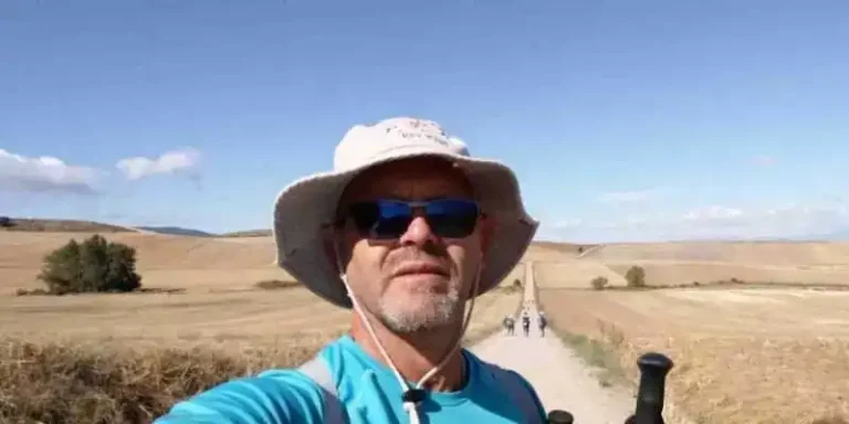 Un santaclareño recorre el Camino de Santiago y ruega por un cambio ante la profunda crisis en Cuba